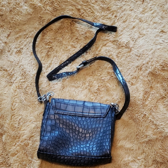 Guess small crossbody purse - Picture 2 of 4
